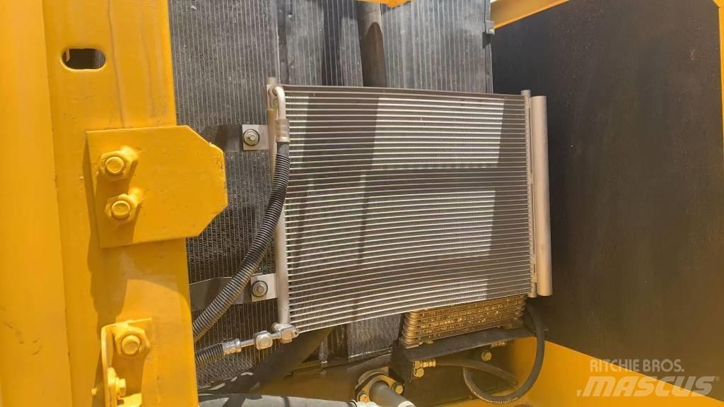 CAT PC200-8MO Lánctalpas kotrók