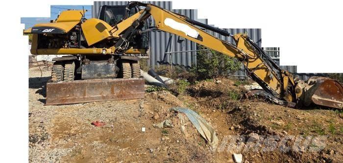 CAT M 313 D Gumikerekes kotrók