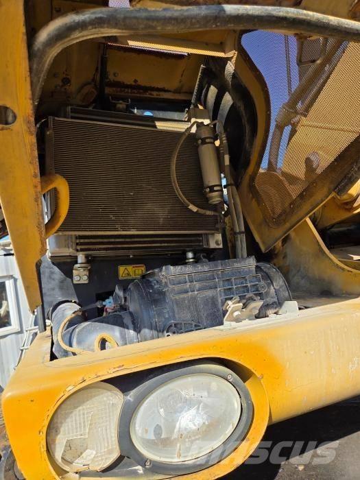 CAT M 313 D Gumikerekes kotrók