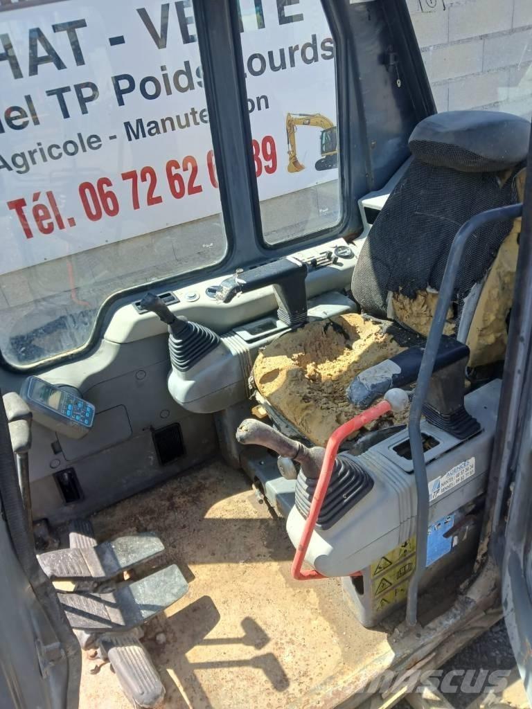 Komatsu PC 210 Vezetőfülke és belső tartozékok