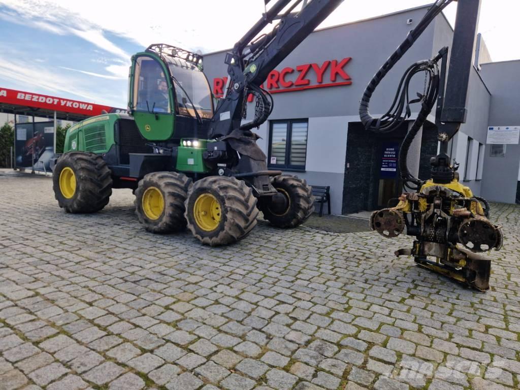 John Deere 1070 E Betakarítók