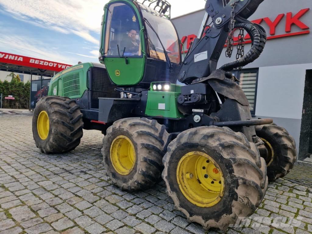 John Deere 1070 E Betakarítók