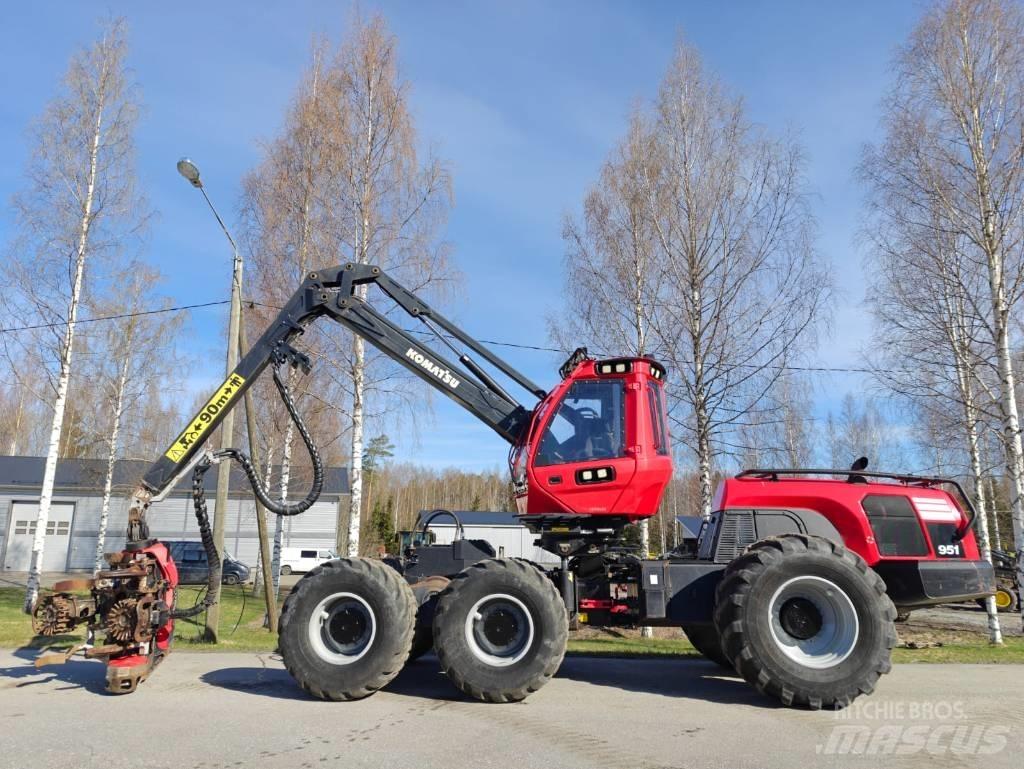 Komatsu 951 Betakarítók