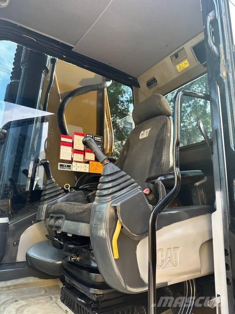 CAT 330 Közepes (midi) kotrók 7 t - 12 t