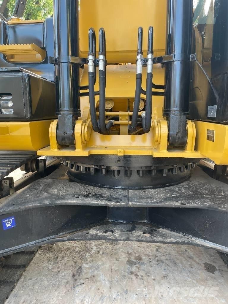 CAT 330 Közepes (midi) kotrók 7 t - 12 t
