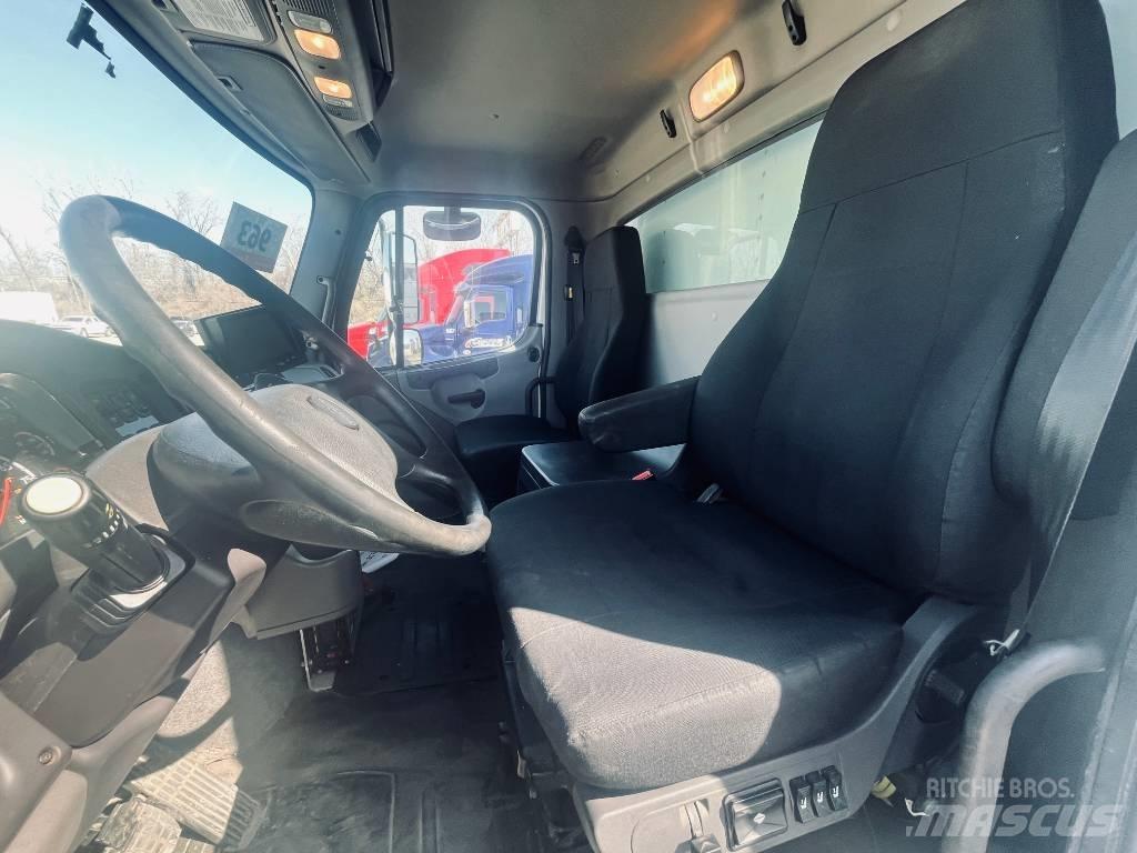 Freightliner M 106 Dobozos teherautók