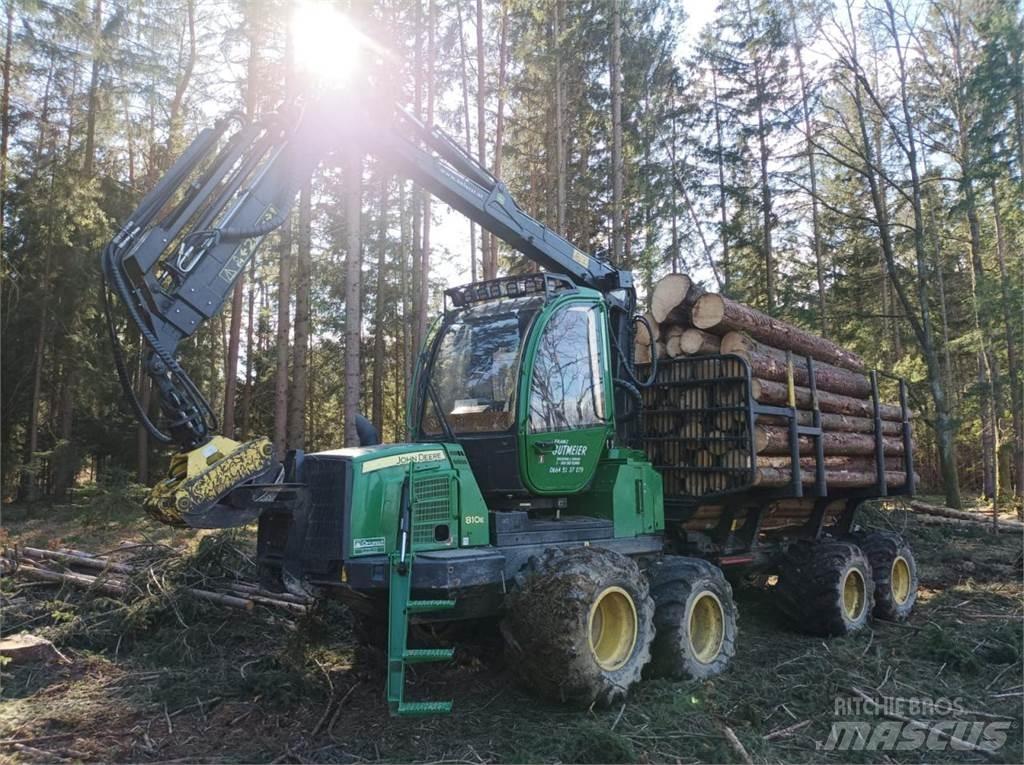John Deere 810 E Kihordók