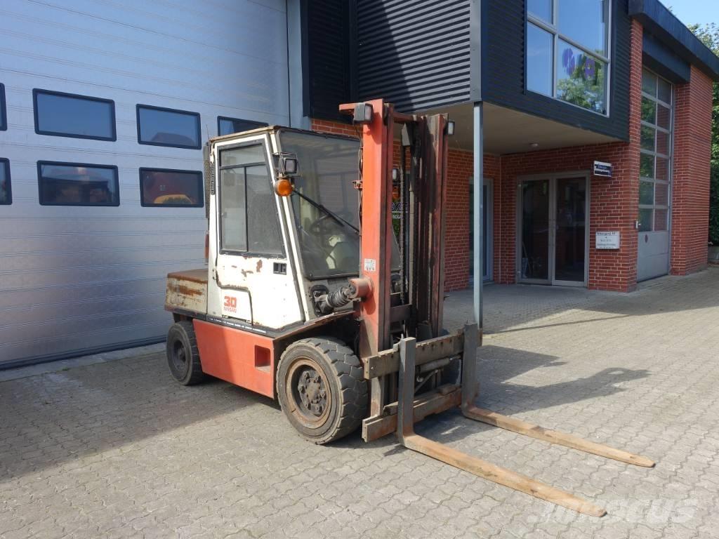 Nissan EGH02 A 30 U Dízel targoncák