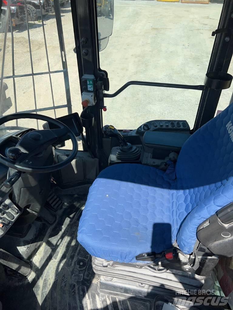 Komatsu WA 270-8 Gumikerekes homlokrakodók