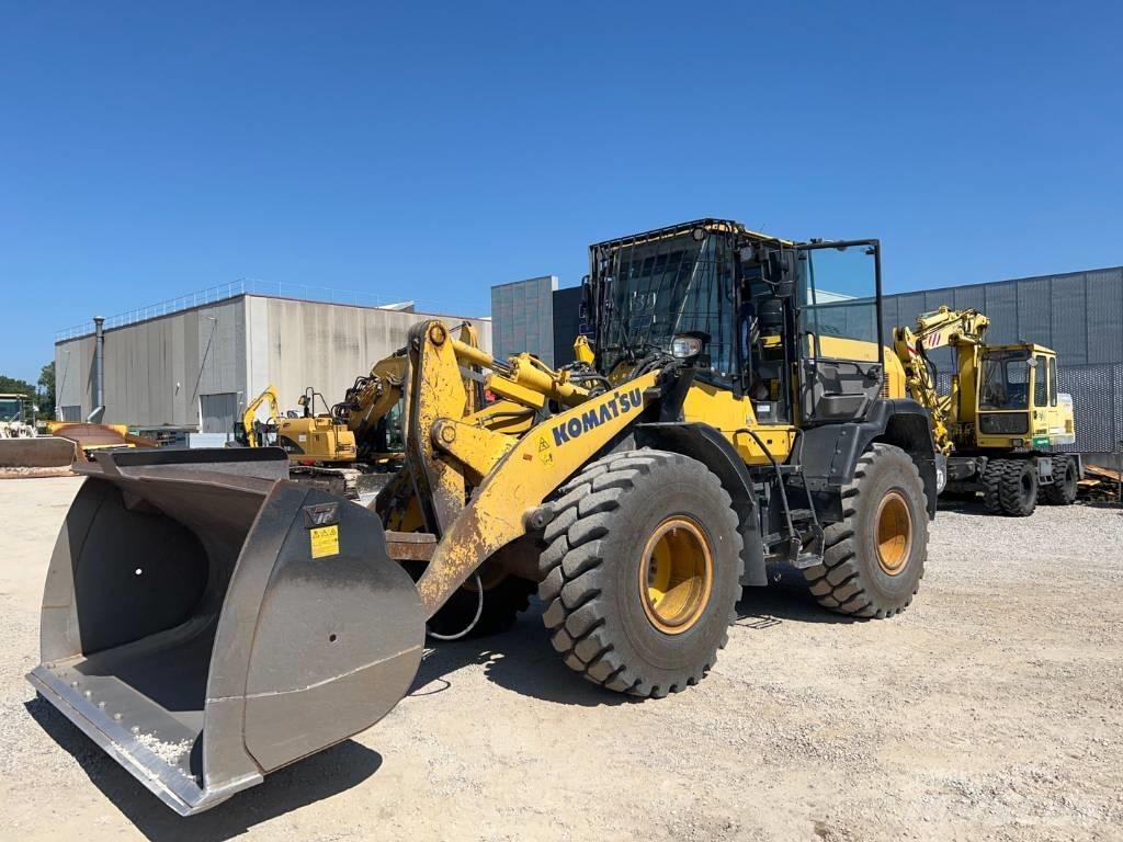 Komatsu WA 270-8 Gumikerekes homlokrakodók