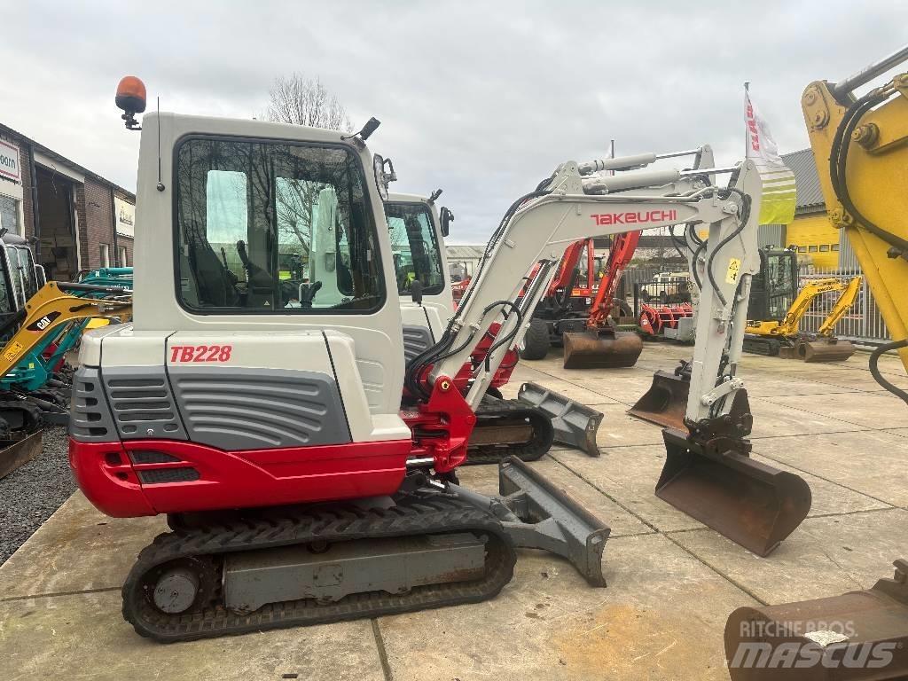 Takeuchi TB228 Mini kotrók < 7t