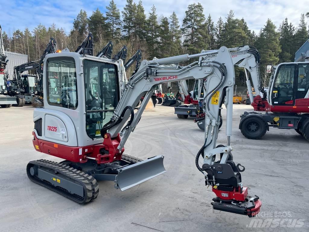 Takeuchi TB 225 Mini kotrók < 7t
