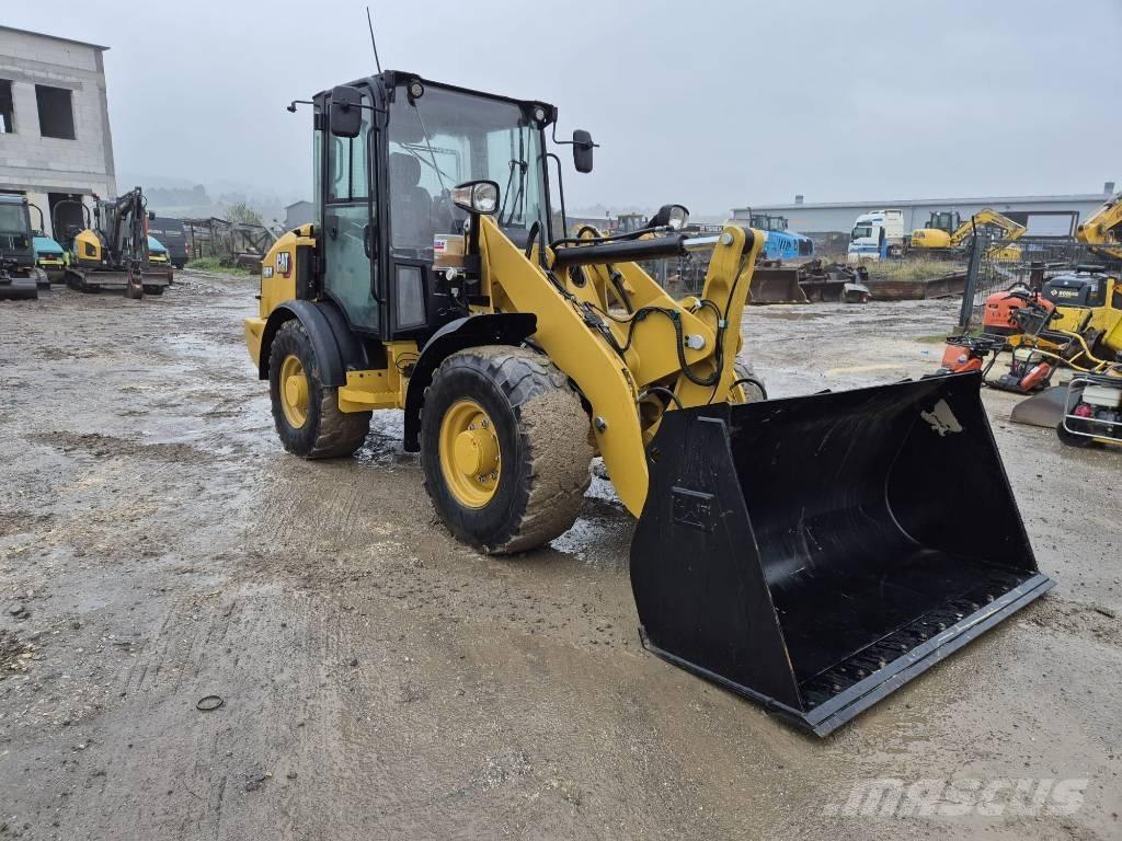CAT 906M Gumikerekes homlokrakodók