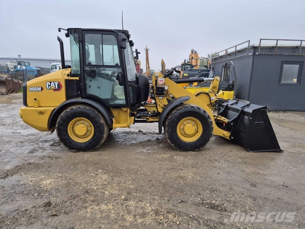 CAT 906M Gumikerekes homlokrakodók