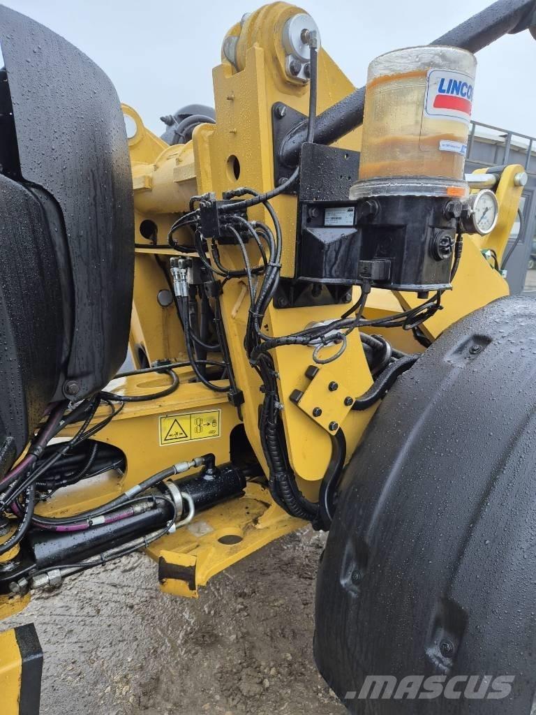 CAT 906M Gumikerekes homlokrakodók