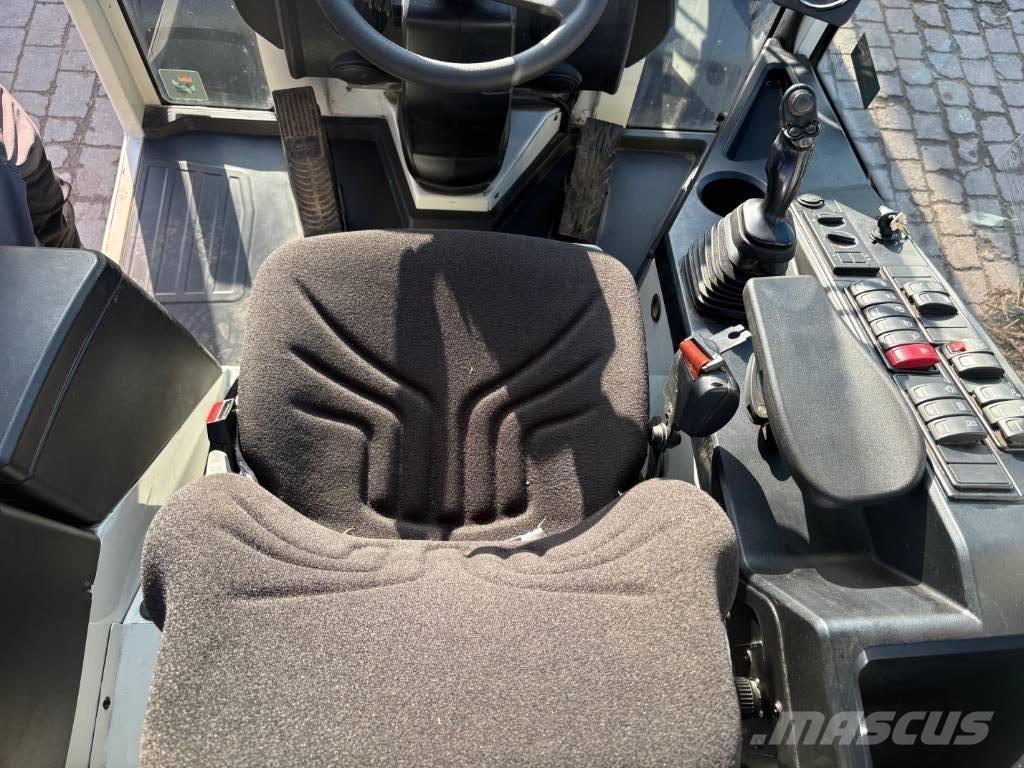 Liebherr L 506 Gumikerekes homlokrakodók