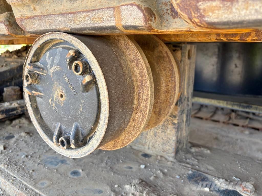 CAT 374 (On Transport) Lánctalpas kotrók