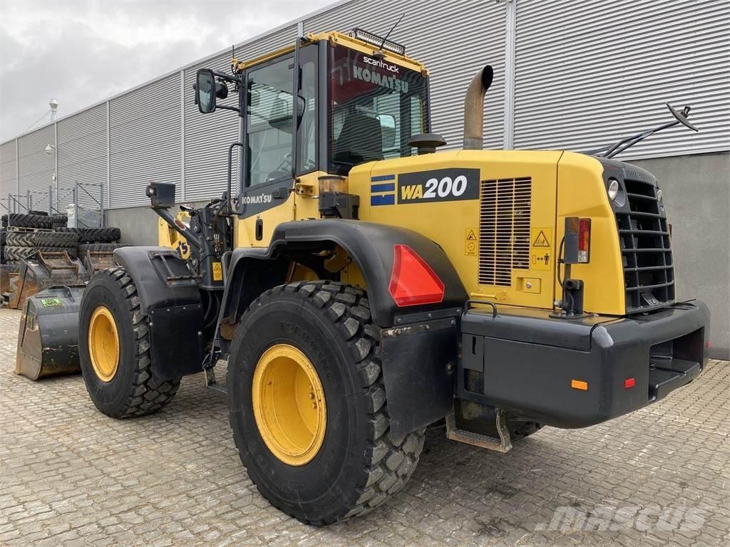 Komatsu WA200-7 Gumikerekes homlokrakodók