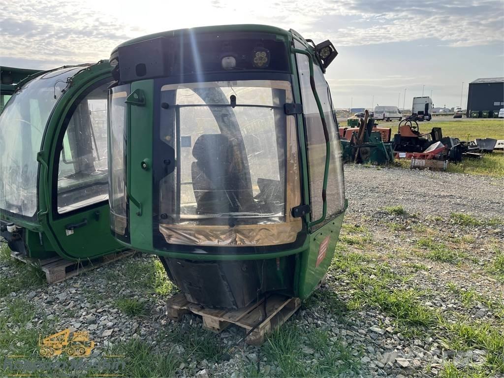 John Deere 1010E Vezetőfülke és belső tartozékok