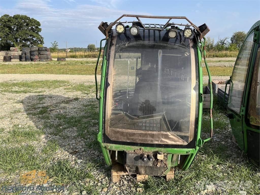John Deere 1010E Vezetőfülke és belső tartozékok