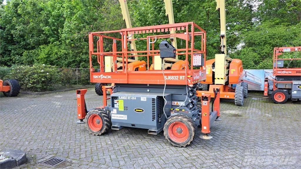 SkyJack 6832RT Ollós emelők