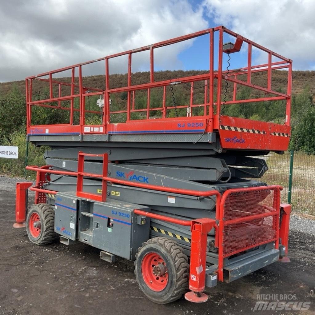 SkyJack SJ 9250 RT Ollós emelők