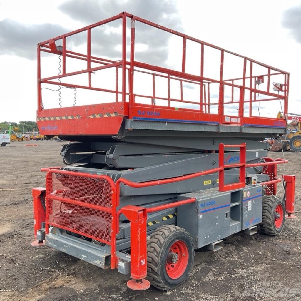 SkyJack SJ 9250 RT Ollós emelők