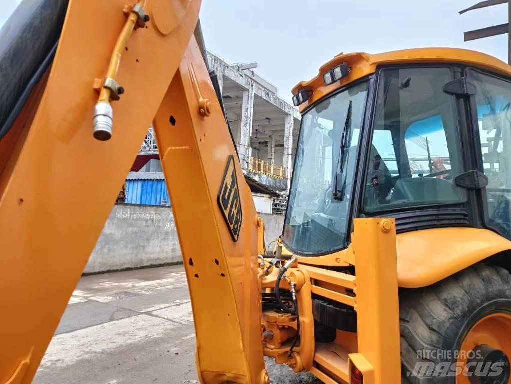 JCB 3 CX Gumikerekes kotrók