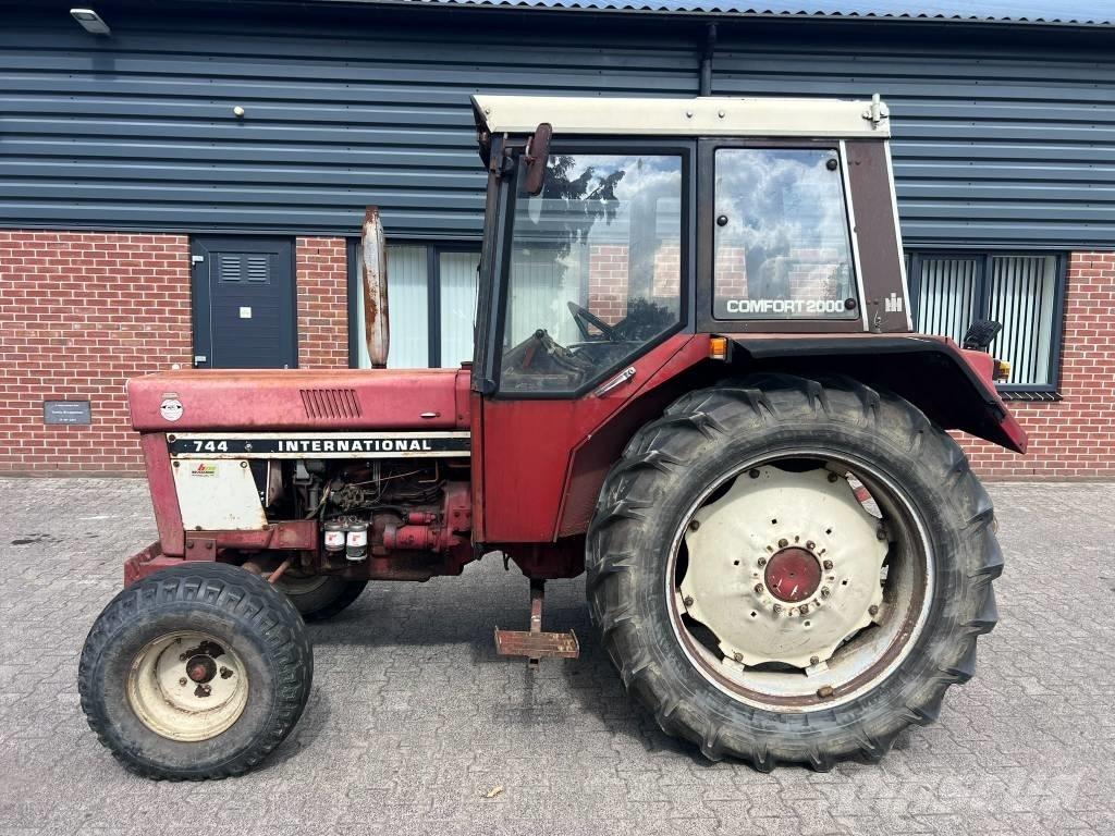 International 744 Traktorok