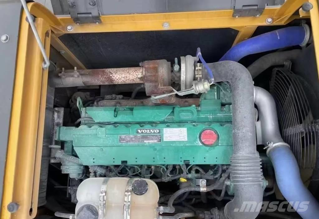 Volvo 210 Lánctalpas kotrók