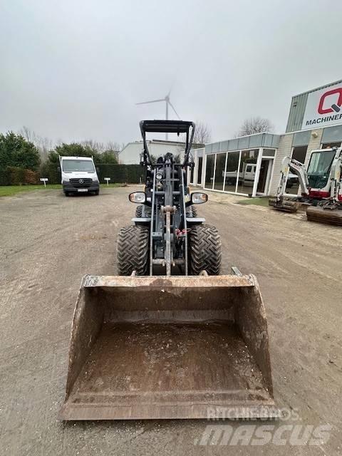 GiANT G2200 HD Gumikerekes homlokrakodók