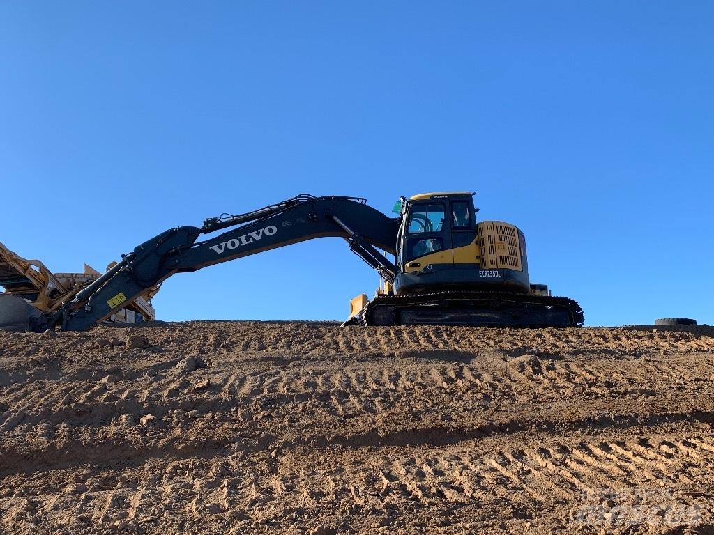 Komatsu 138 us -8 Lánctalpas kotrók
