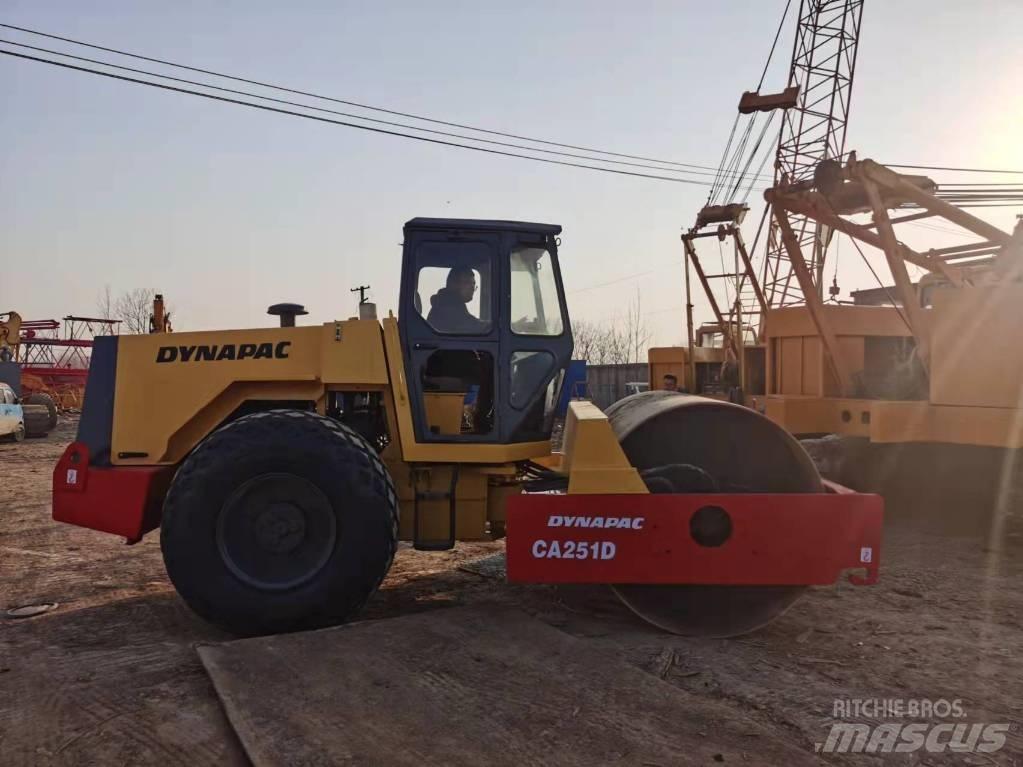 Dynapac CA251D Egydobos hengerek