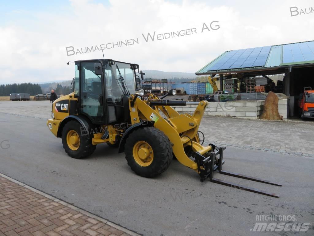 CAT 906M Gumikerekes homlokrakodók