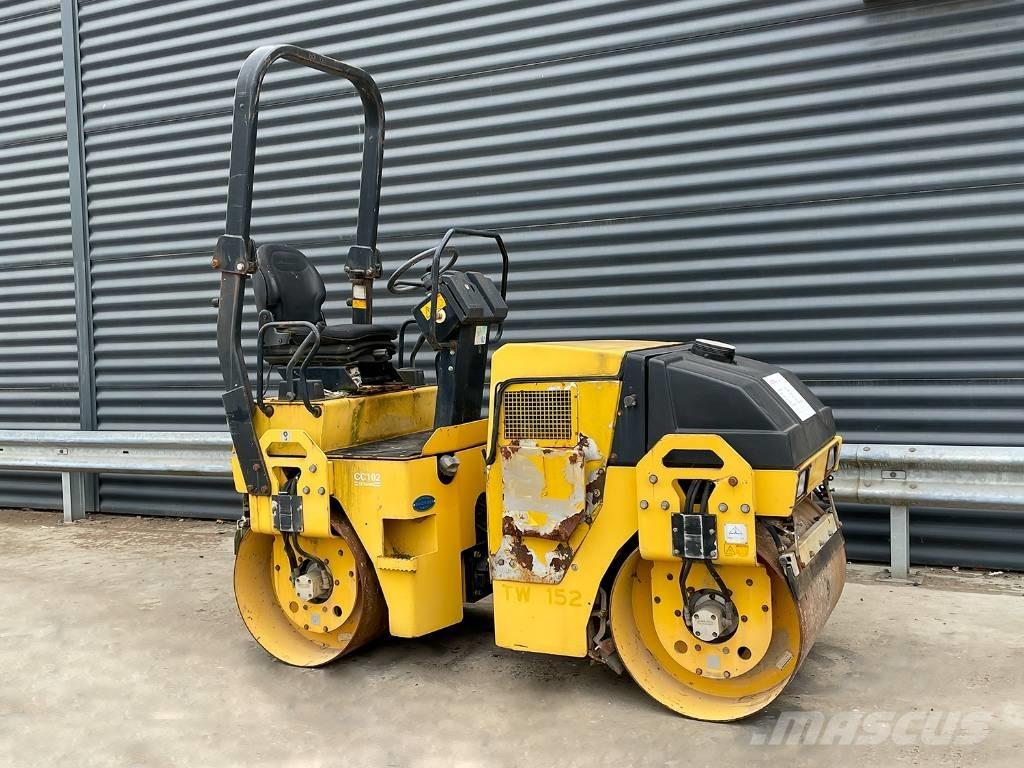 Dynapac CC102 Ikerdobos hengerek