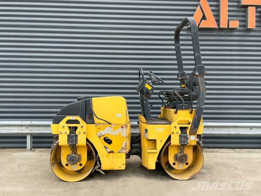 Dynapac CC102 Ikerdobos hengerek