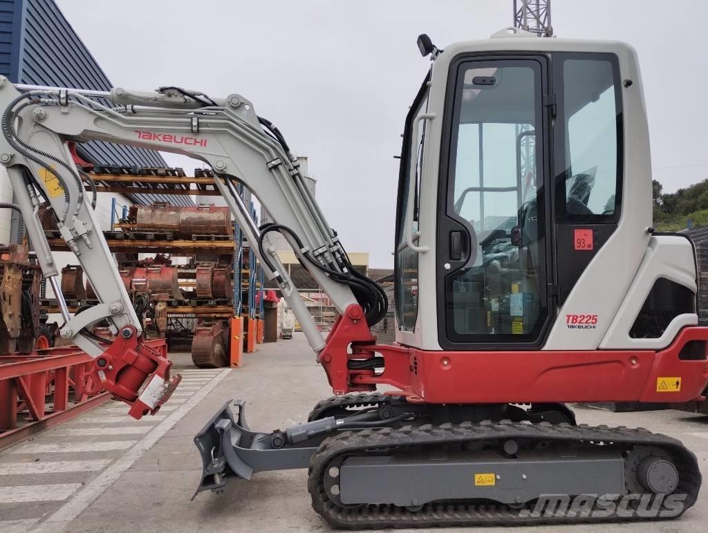 Takeuchi TB 225 Mini kotrók < 7t