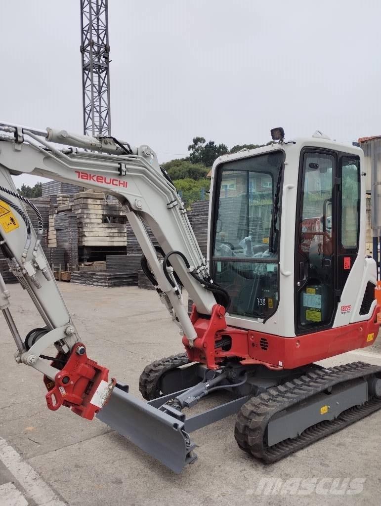 Takeuchi TB 225 Mini kotrók < 7t