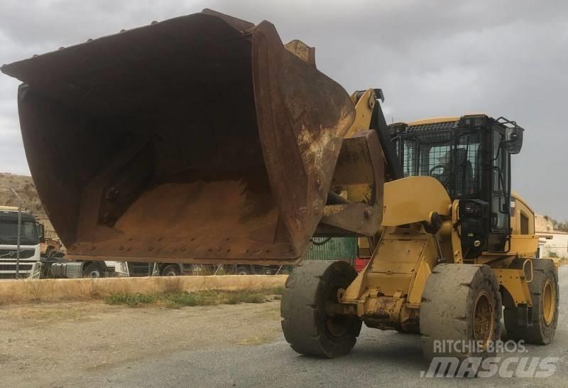 CAT 926M Gumikerekes homlokrakodók