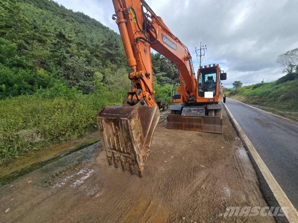 Doosan DX 210 W Gumikerekes kotrók