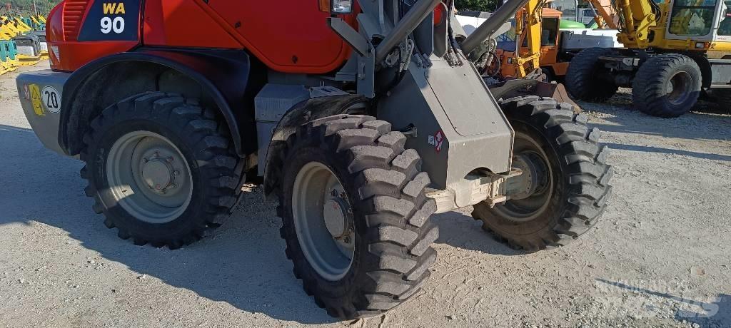 Komatsu WA 90 Gumikerekes homlokrakodók