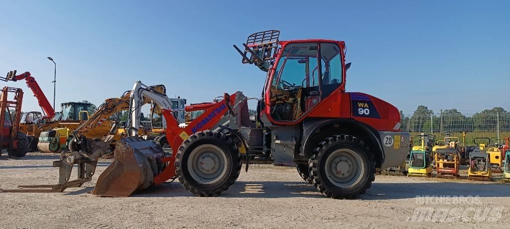Komatsu WA 90 Gumikerekes homlokrakodók