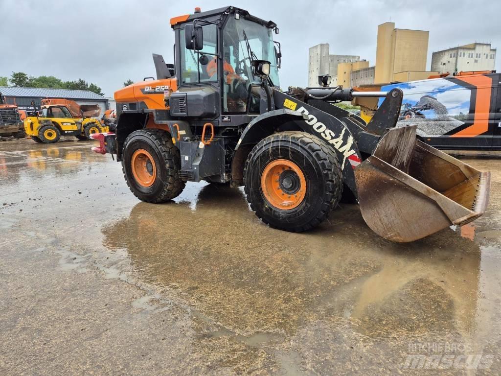 Doosan DL 250-7 Gumikerekes homlokrakodók