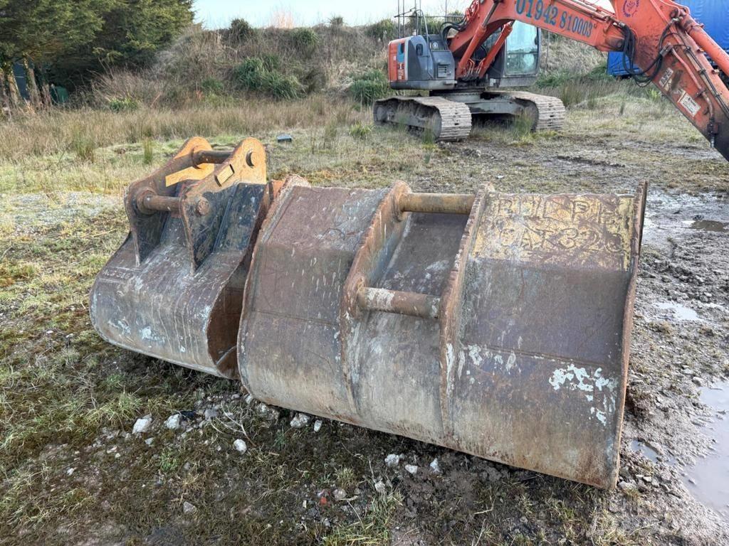 Hitachi ZX225USRLC-3 Lánctalpas kotrók