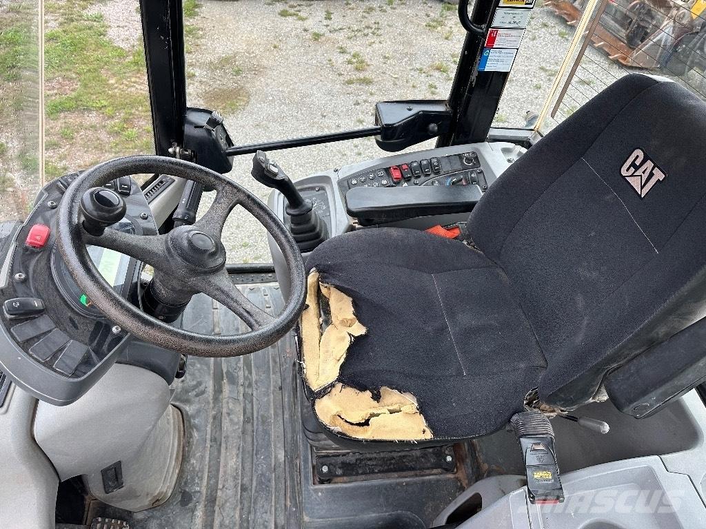 CAT 908M Radlader Gumikerekes homlokrakodók