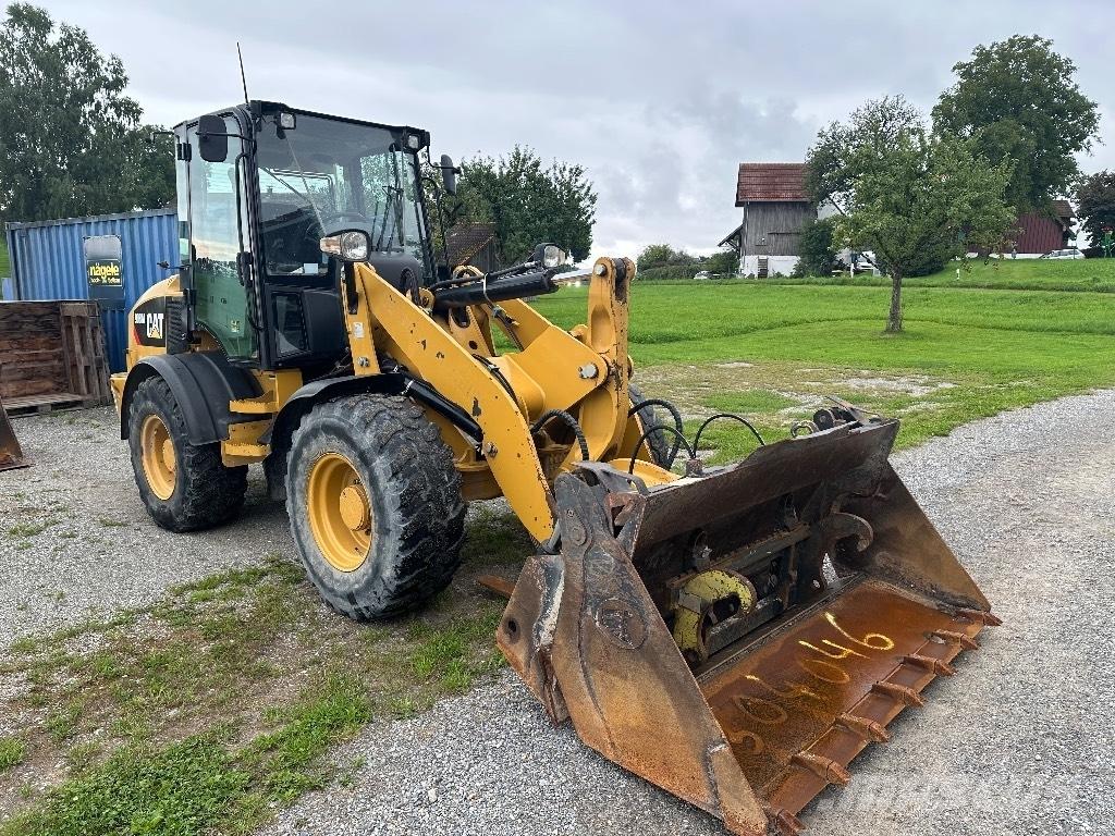 CAT 908M Radlader Gumikerekes homlokrakodók