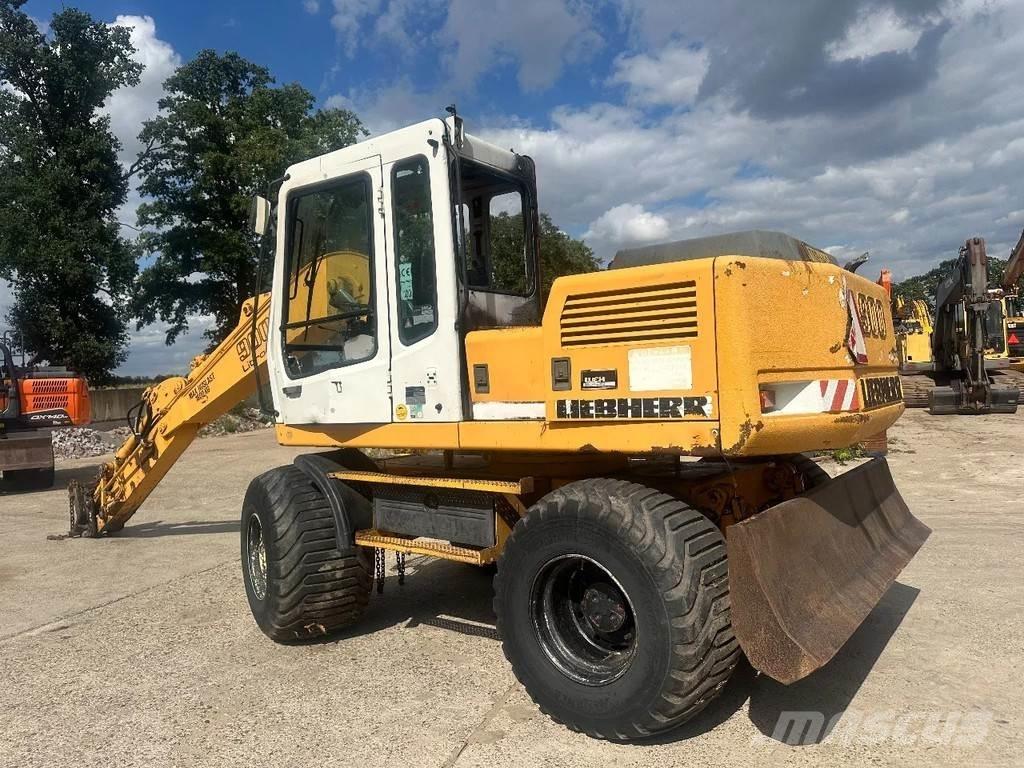 Liebherr A900 Gumikerekes kotrók