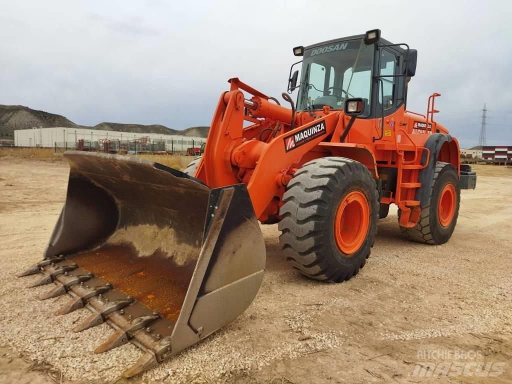 Doosan DL 300 Gumikerekes homlokrakodók