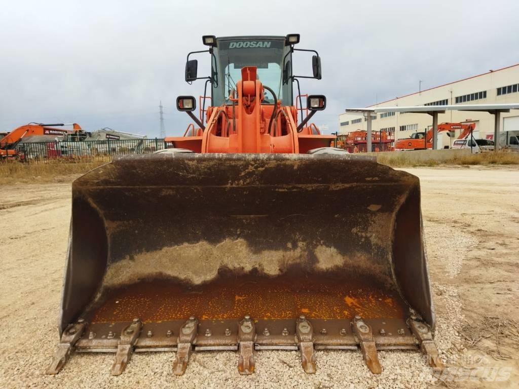Doosan DL 300 Gumikerekes homlokrakodók
