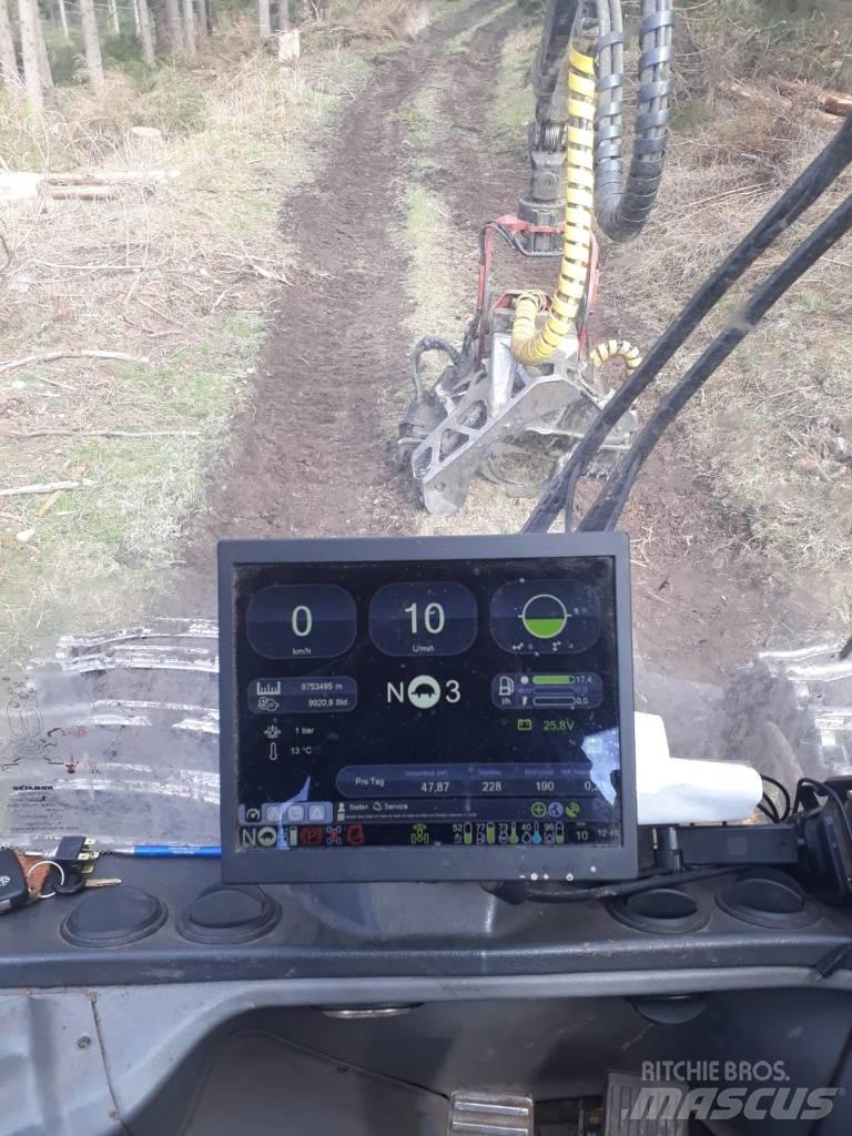 Komatsu 931 XC Betakarítók